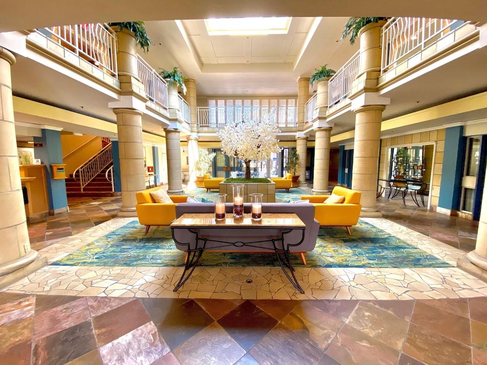 Atrium Orange County 3*