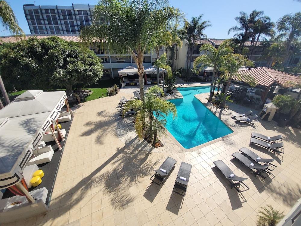 Hotel Atrium Orange County 3*
