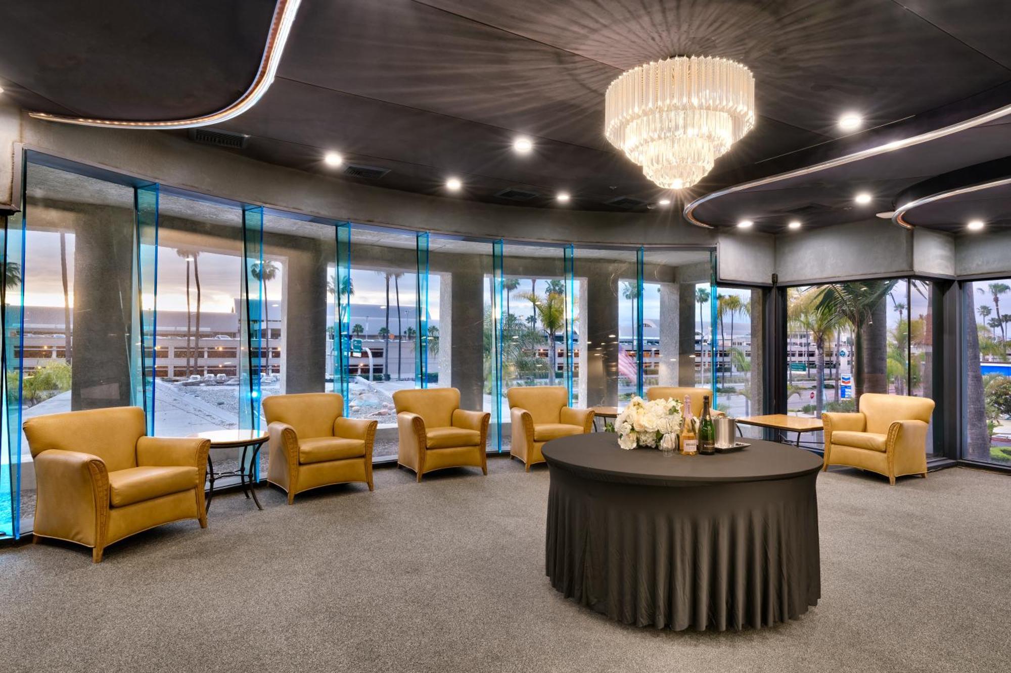 Atrium Orange County Hotel 3*