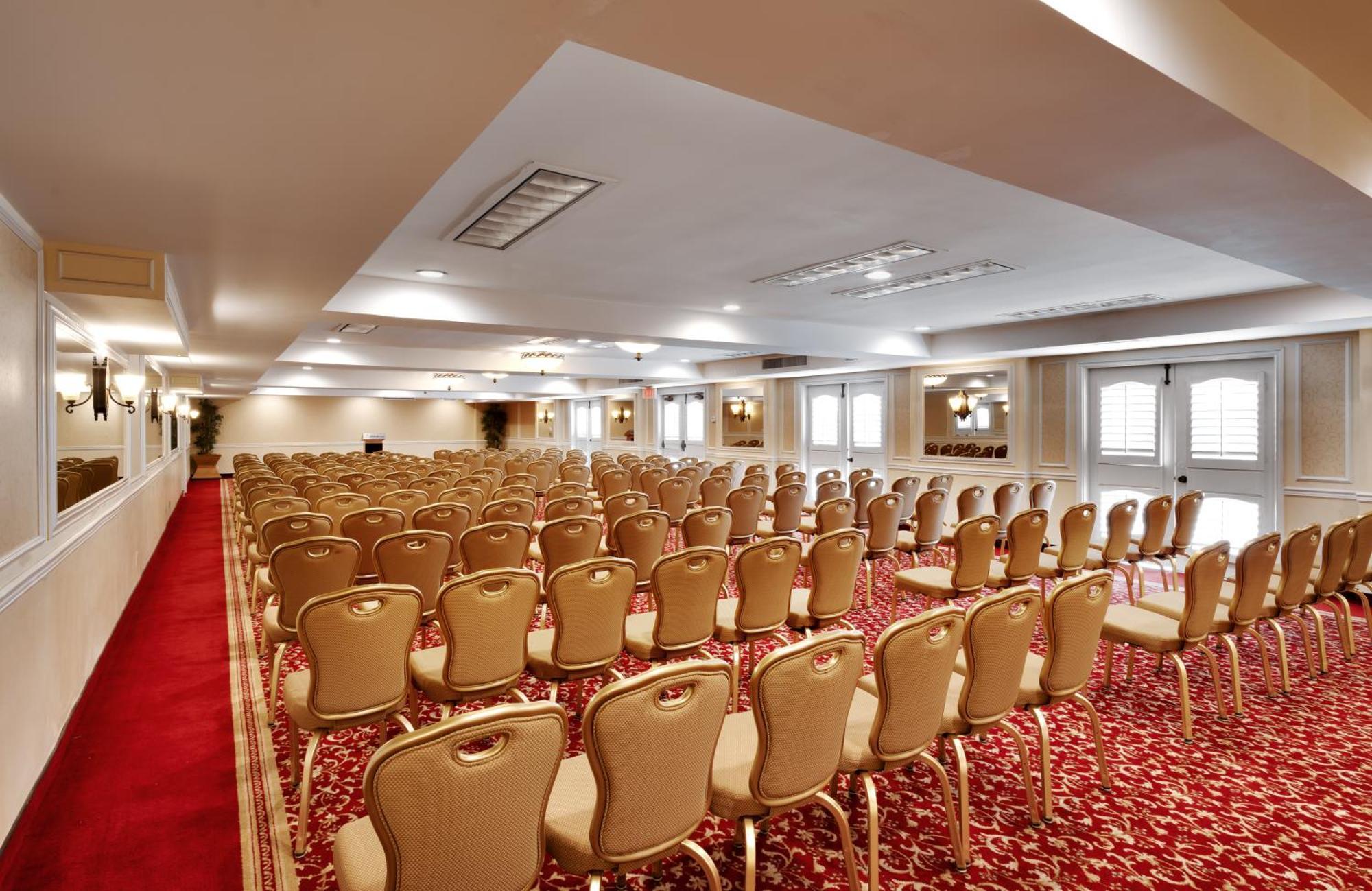 Atrium Orange County Hotel 3*