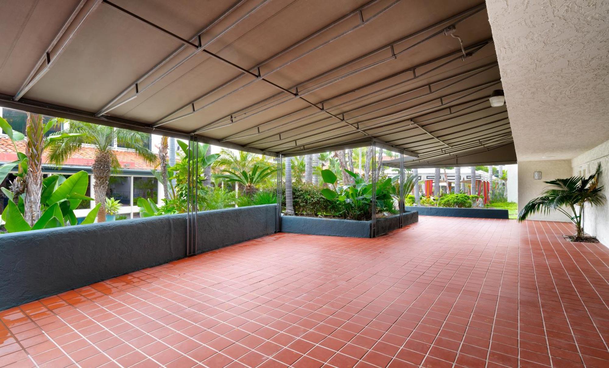 Atrium Orange County Hotel 3*