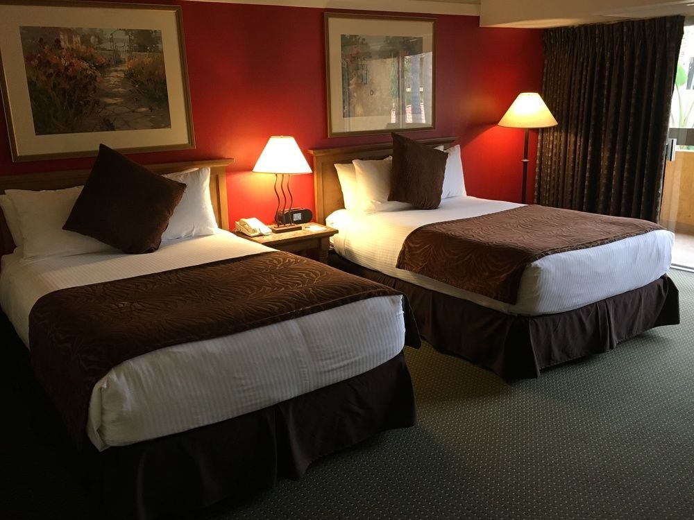 Hotel Atrium Orange County 3*